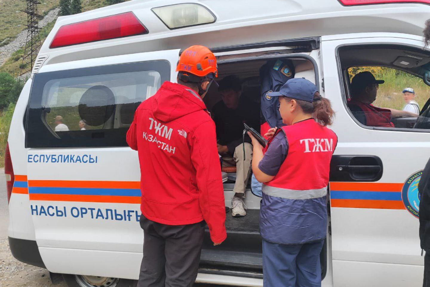 Новости Казахстана / Спасатели эвакуировали парня с признаками горной болезни в Алматинской области
