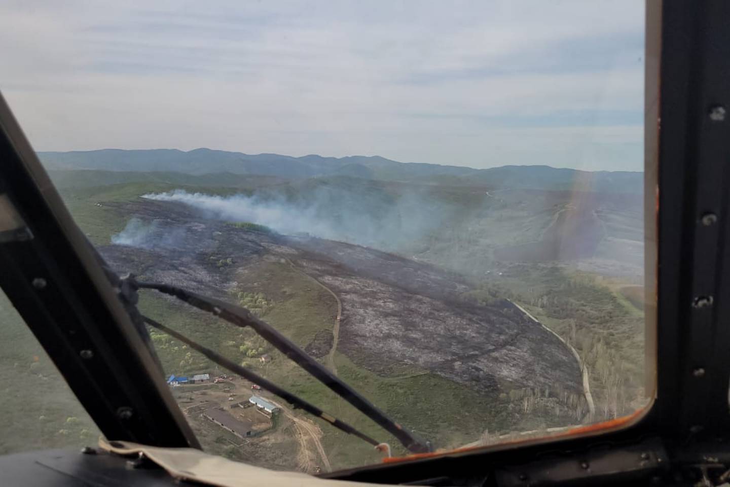 Усть-Каменогорск и ВКО / Спасатели ВКО ликвидировали пожар с помощью вертолета