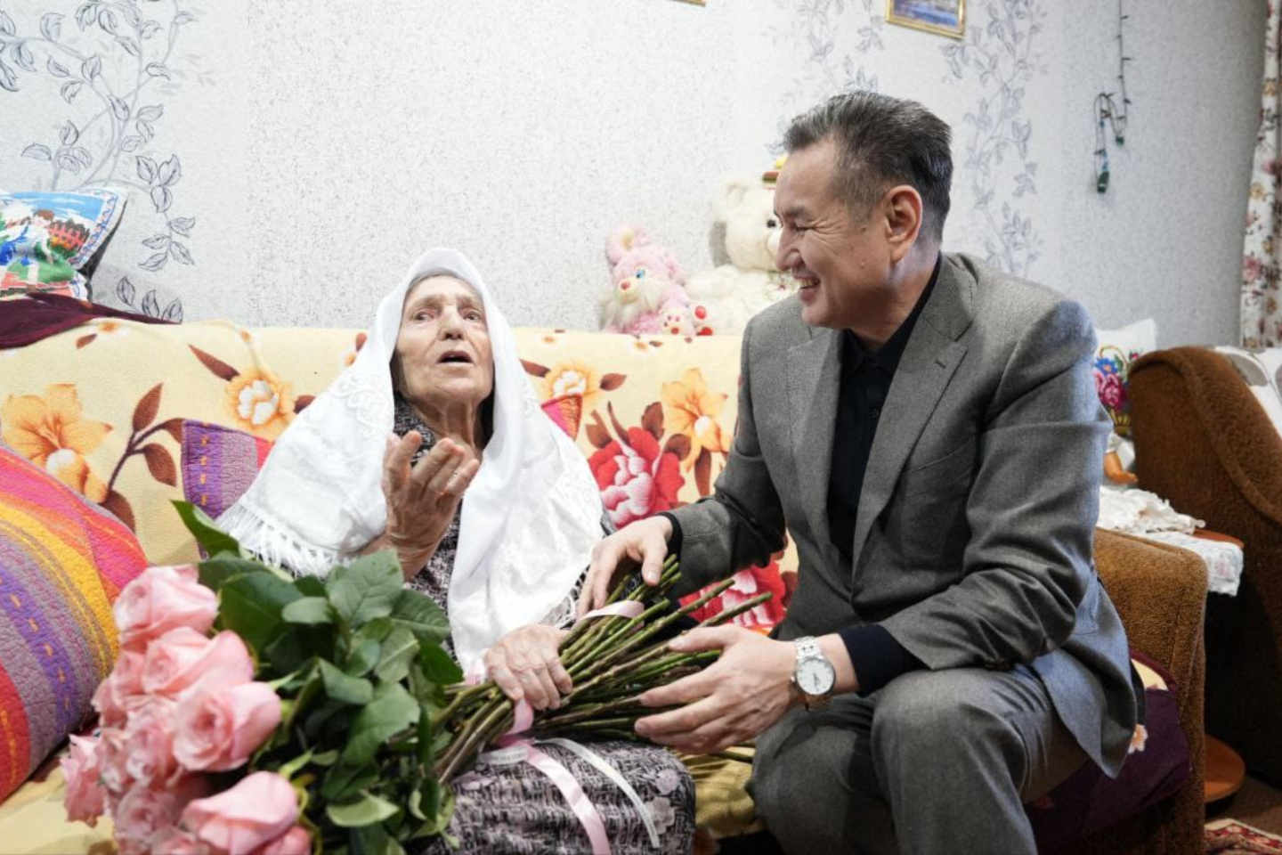 Усть-Каменогорск и ВКО / Ветерана войны и труженицу тыла поздравил с 8 марта аким ВКО