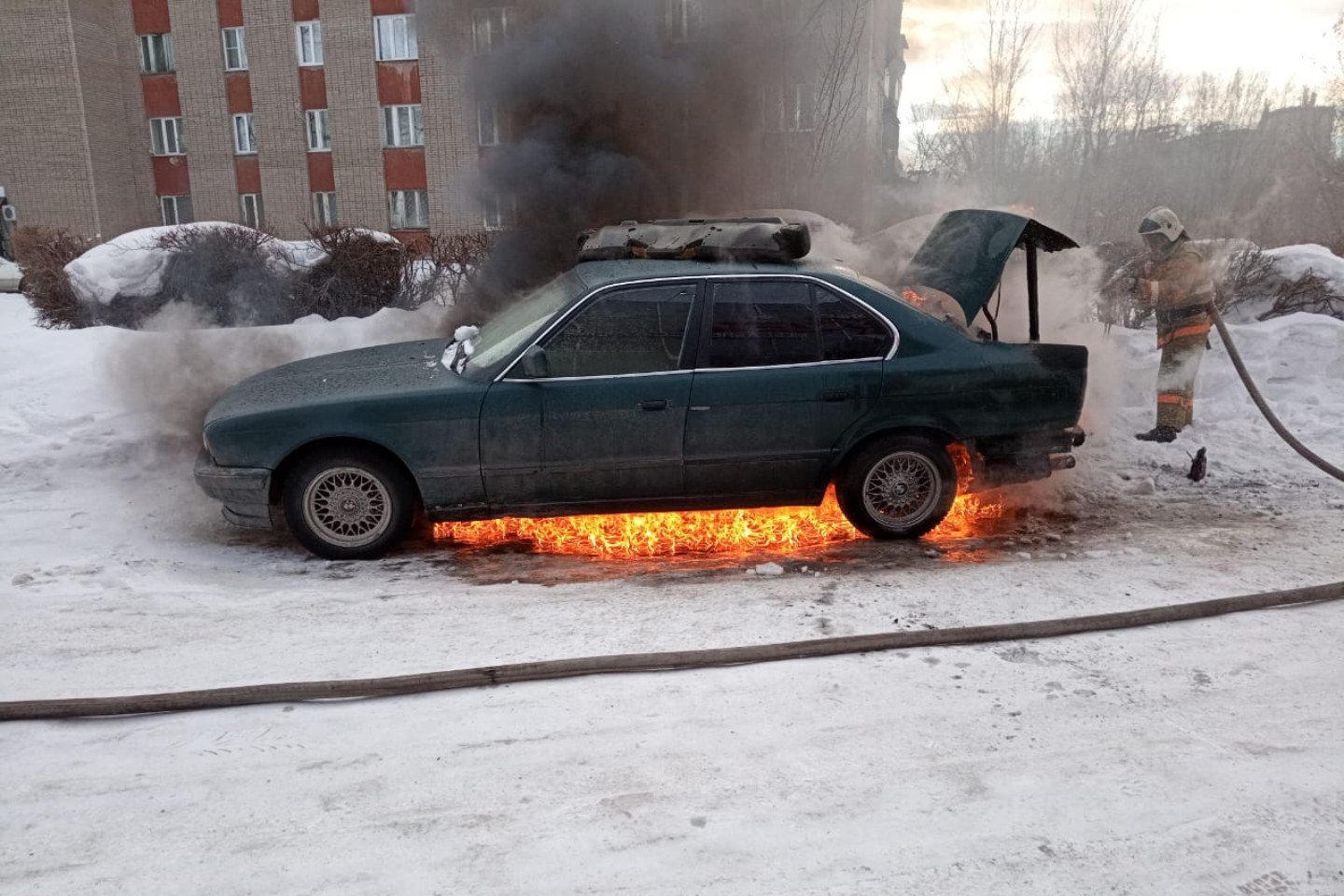 Происшествия в Казахстане и мире / Иномарка сгорела на парковке в одном из дворов Усть-Каменогорска