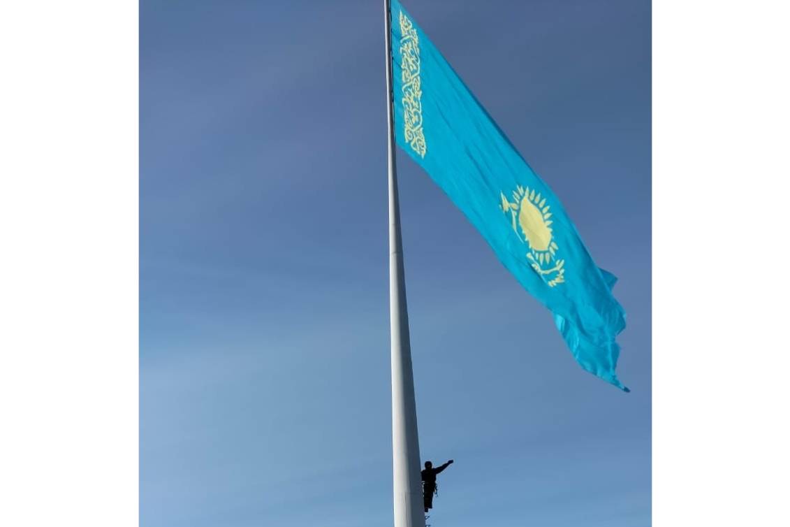 Новости Казахстана / Общество в Казахстане / На горе госсимволов РК в Усть-Каменогорске установили новый флаг