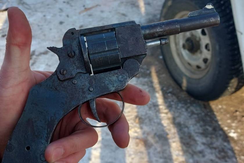 Новости Казахстана / Револьвер нашли полицейские в кабине грузовика в ВКО