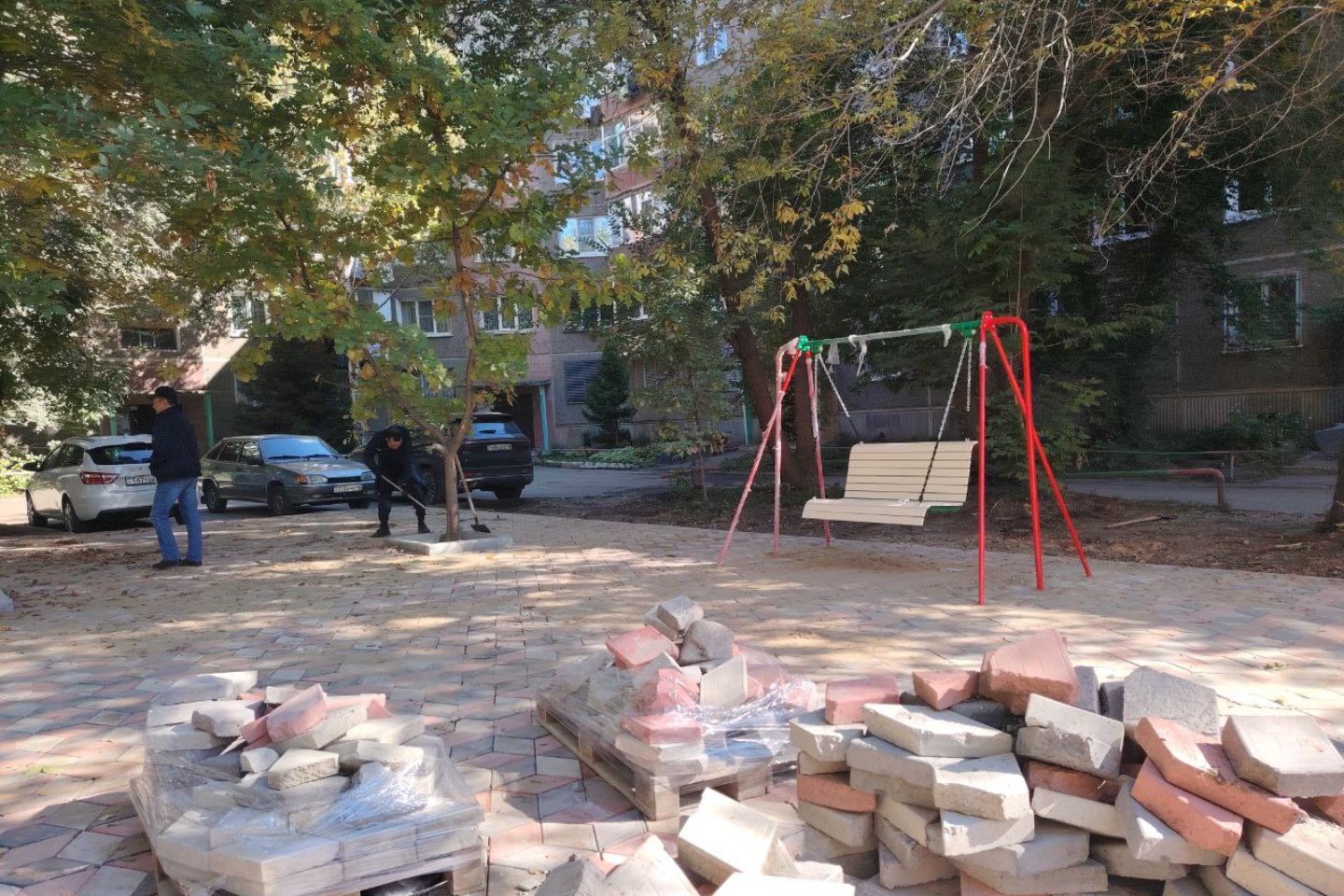 Усть-Каменогорск и ВКО / Усть-Каменогорск / В Усть-Каменогорске жильцы домов на КШТ не могут поделить качели
