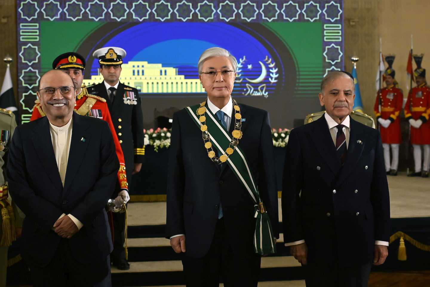 Новости Казахстана / Политика в Казахстане / Токаеву вручили высшую награду Пакистана