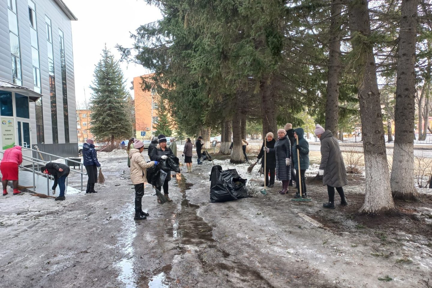 Усть-Каменогорск и ВКО / Риддер / Жители Риддера активно подключились к экологической акции "Таза Қазақстан"