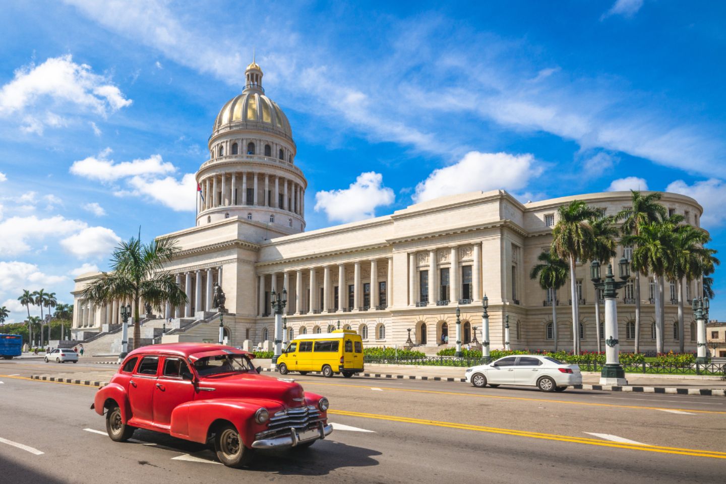 Новости мира / Туристов на Кубе бесплатно переселяют из закрытых отелей