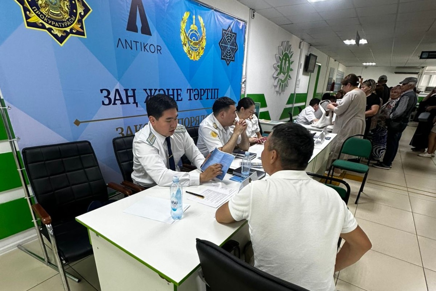 Усть-Каменогорск и ВКО / ШҚО-да халық көп шоғырланатын орындарда заң қызметкерлері отырады Усть-Каменогорск и ВКО / ШҚО-да халық көп шоғырланатын орындарда заң қызметкерлері отырады