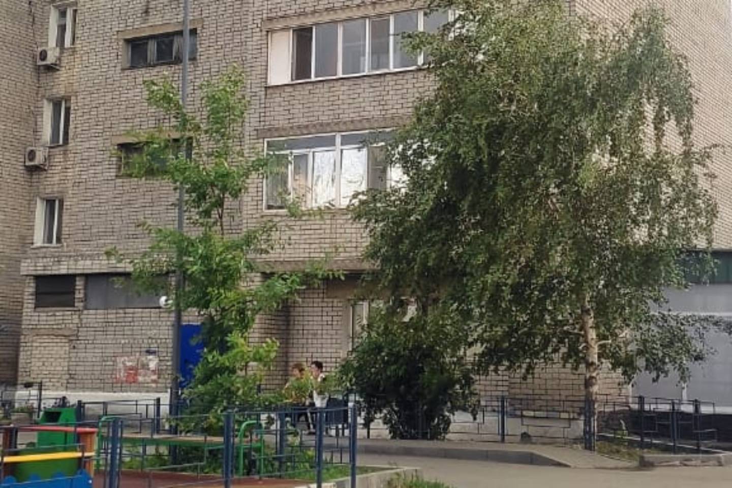 Происшествия в Казахстане и мире / Мгновенная смерть: маленький ребенок выпал из окна многоэтажки в Семее