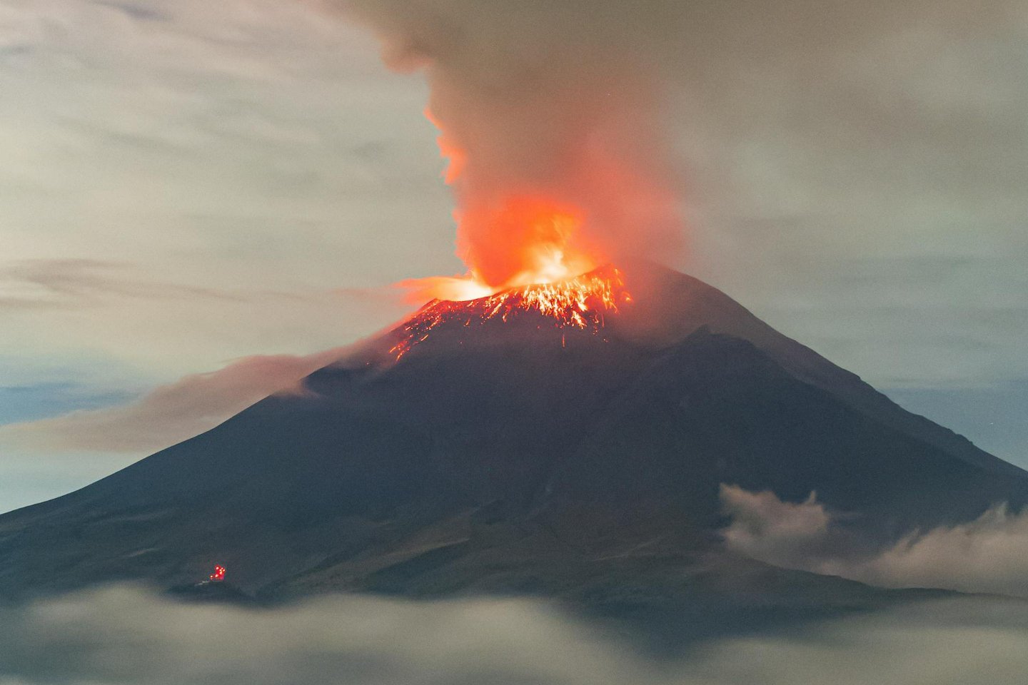 Новости мира / Интересные новости / Из-за извержения вулкана в Исландии эвакуировали туристов