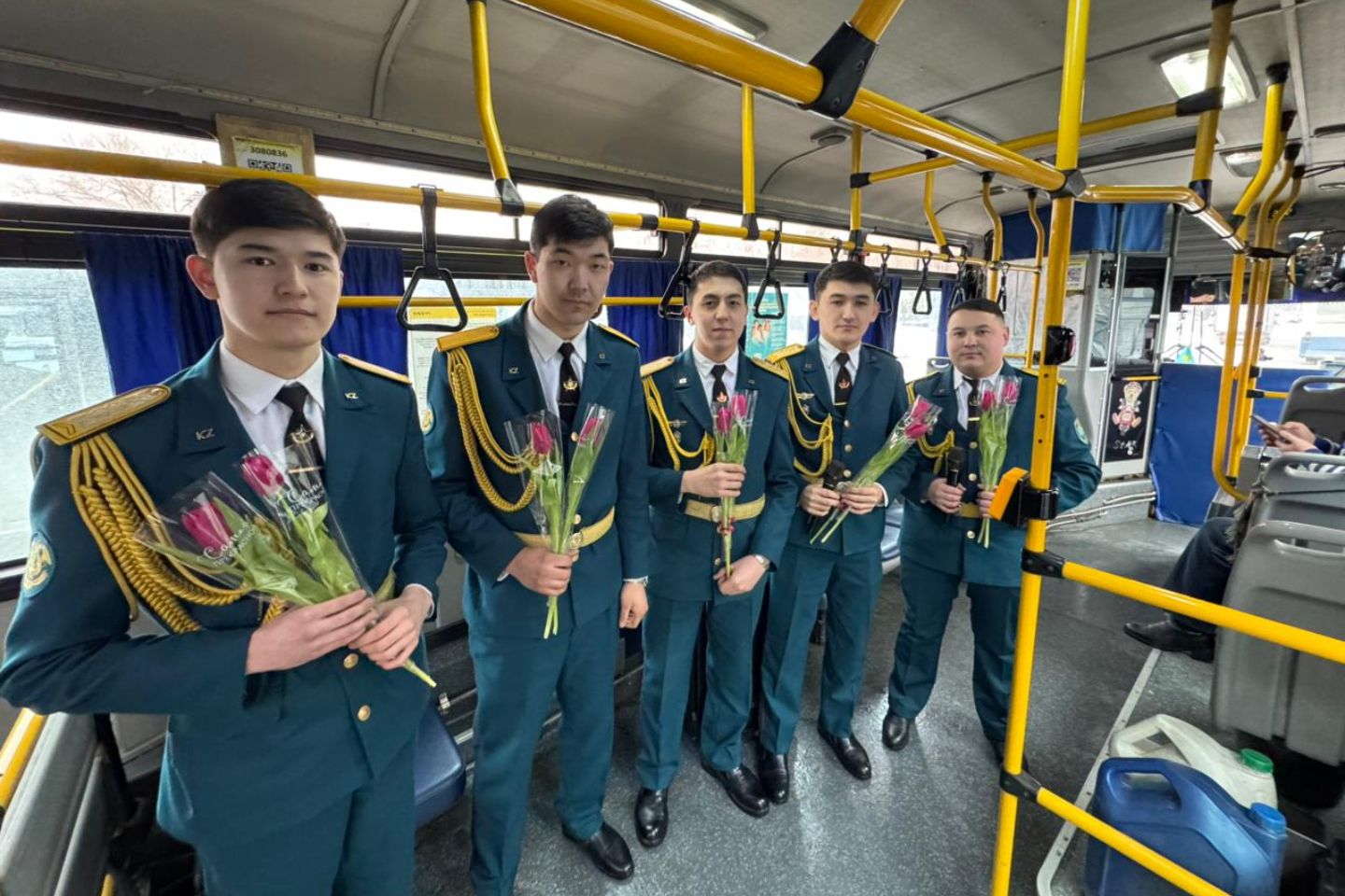 Усть-Каменогорск и ВКО / Усть-Каменогорск / Военные Усть-Каменогорска музыкально поздравили женщин в преддверии 8 Марта