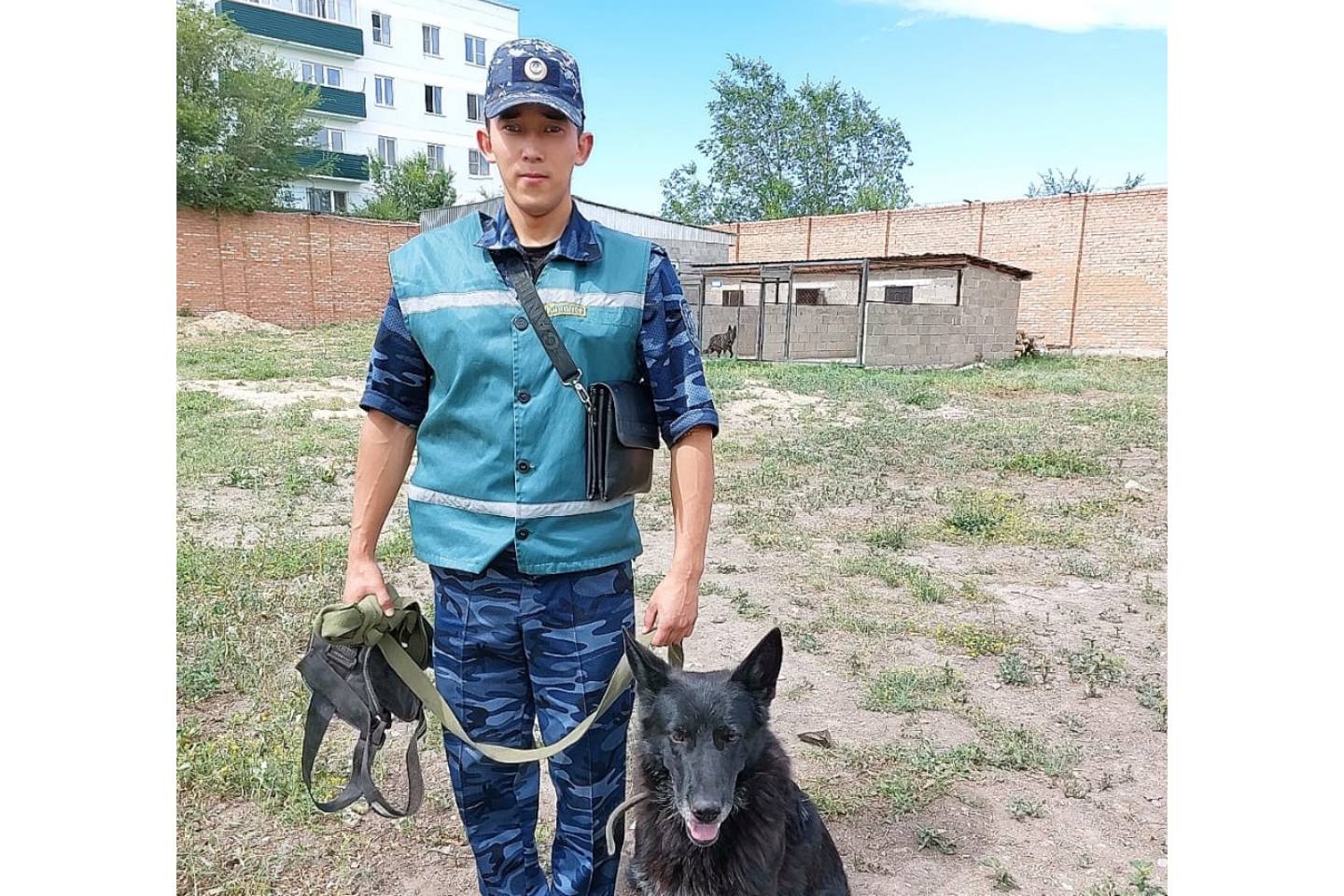 Происшествия в Казахстане и мире / Полицейский спас пятилетнего ребенка от падения из окна в ВКО