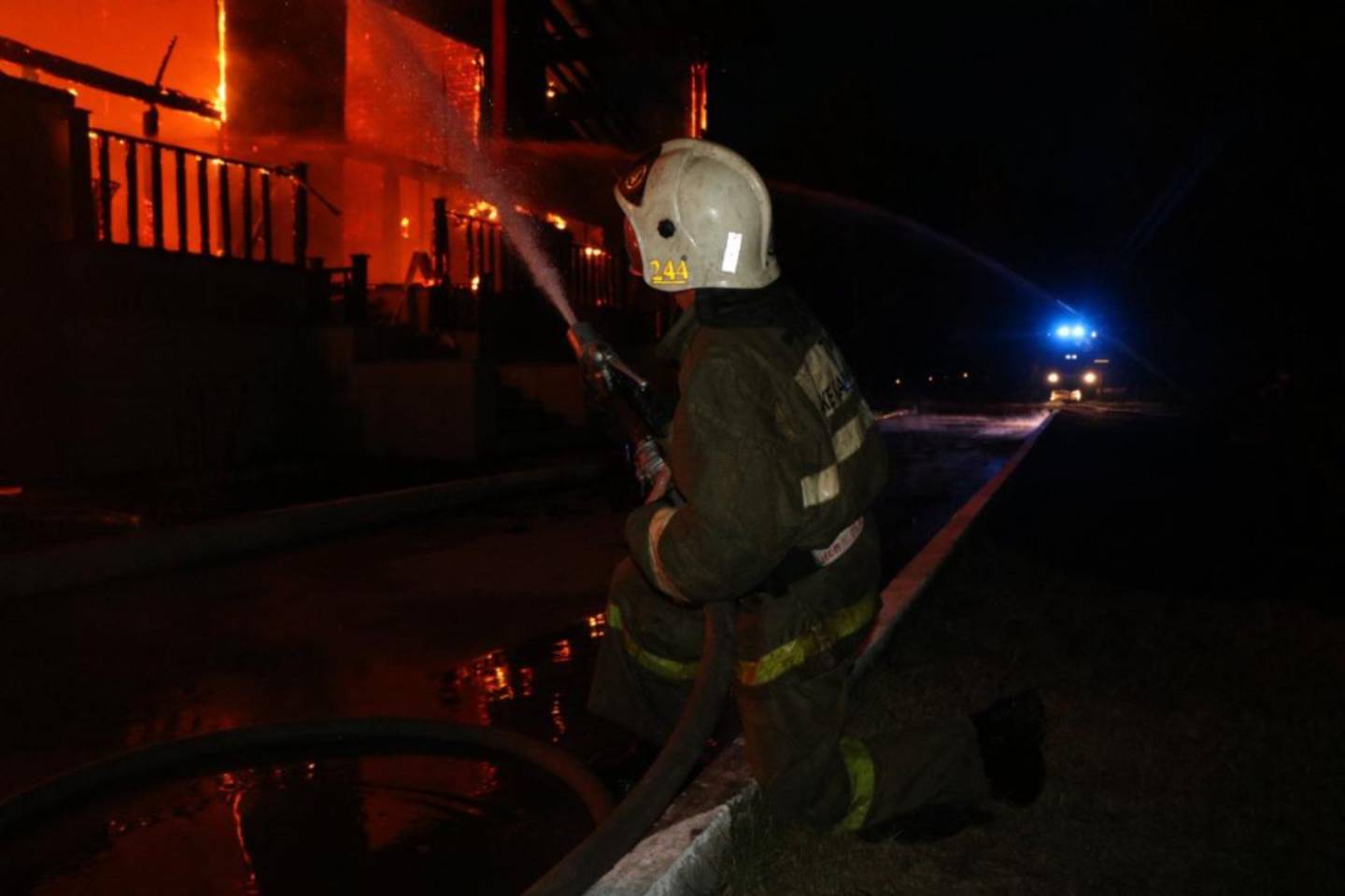 Усть-Каменогорск и ВКО / Усть-Каменогорск / Полицейские и пожарные эвакуировали жителей горящих домов в Усть-Каменогорске