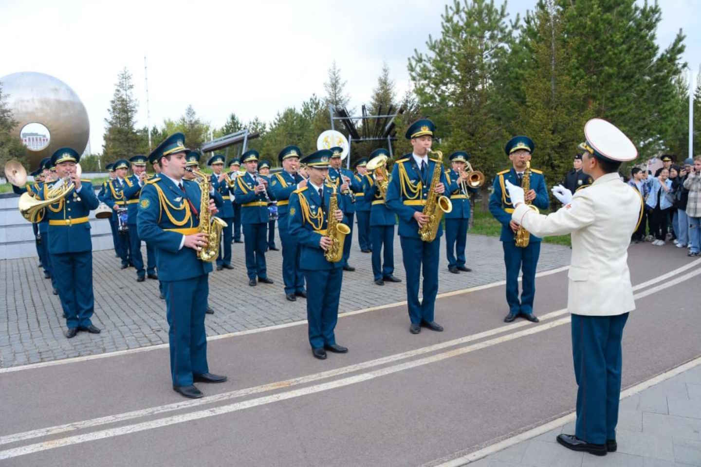 Новости Казахстана / Общество в Казахстане / В Астане военный оркестр прошел маршем по набережной