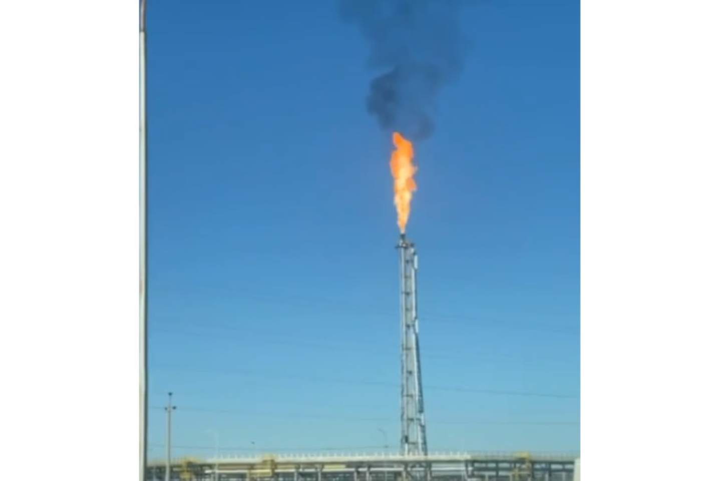 Происшествия в Казахстане и мире / Дым и пламя Атырауского газохимического комплекса обсуждают в Казнете