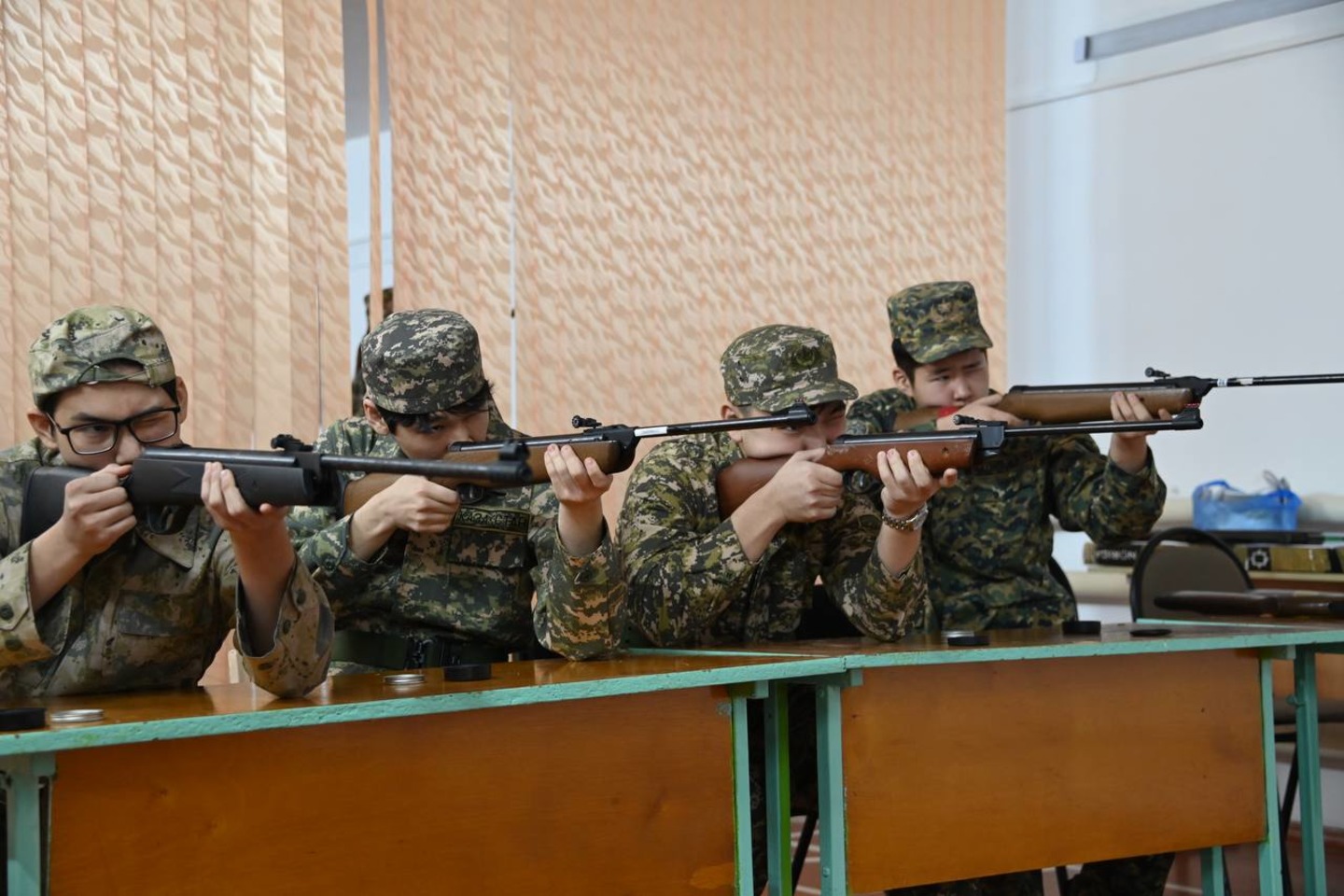 Усть-Каменогорск и ВКО / Өскемендік оқушылар пневматикалық винтовкадан оқ атып жарысты Усть-Каменогорск и ВКО / Өскемендік оқушылар пневматикалық винтовкадан оқ атып жарысты