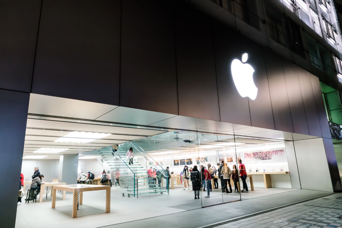Новости мира / Акции Apple начали стремительно падать после демонстрации нового iPhone
