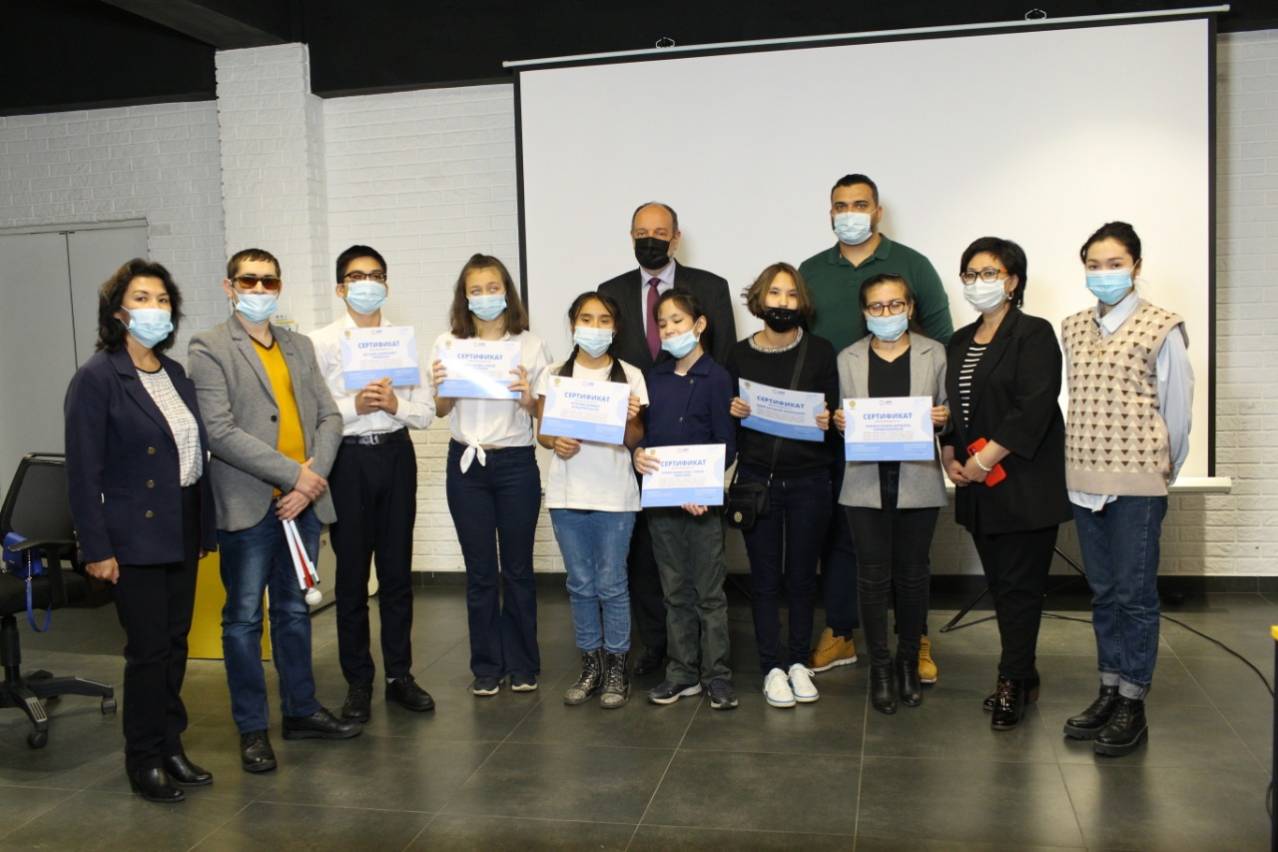 Партнерские материалы / В Казахстане подростков с нарушением зрения обучают цифровым навыкам