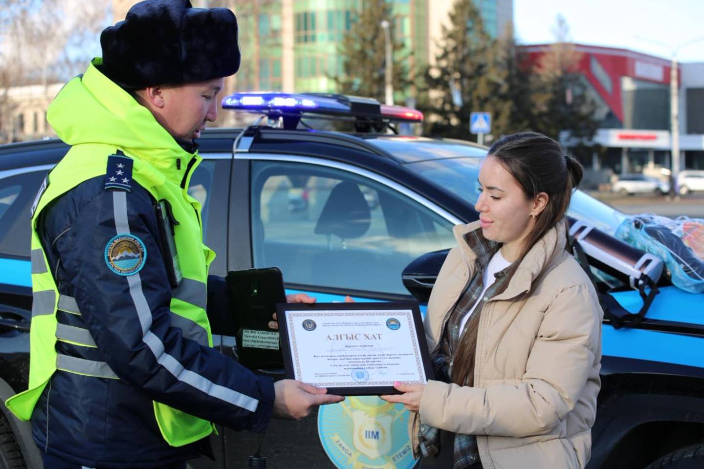 Усть-Каменогорск и ВКО / В Усть-Каменогорске полицейские вручили награды добросовестным водителям Усть-Каменогорск и ВКО / В Усть-Каменогорске полицейские вручили награды добросовестным водителям