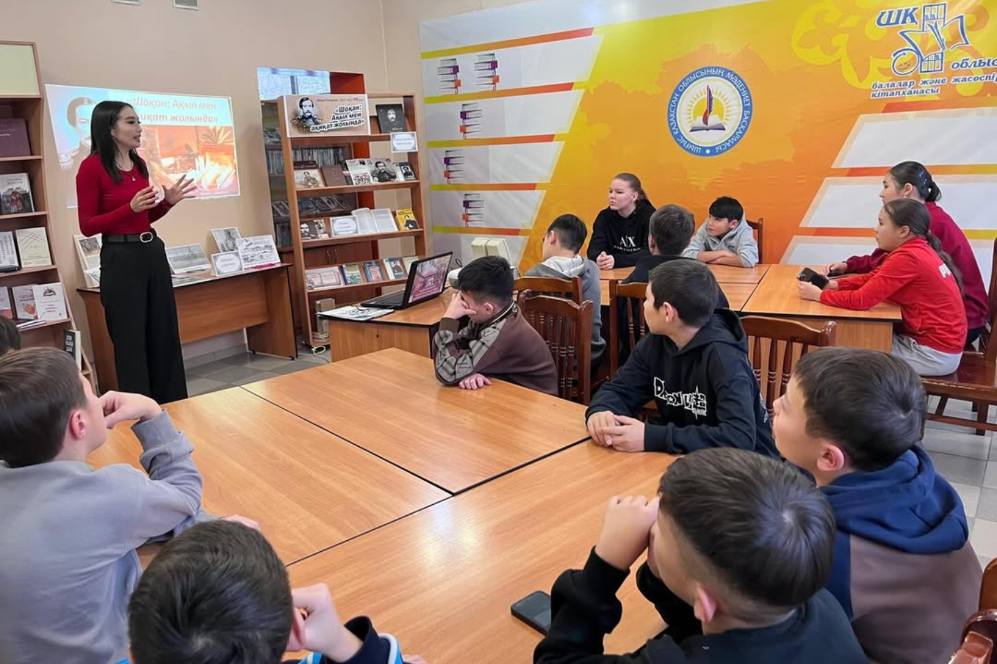 Усть-Каменогорск и ВКО / В ВКО в областной библиотеке имени Пушкина открылась новая книжная выставка Усть-Каменогорск и ВКО / В ВКО в областной библиотеке имени Пушкина открылась новая книжная выставка