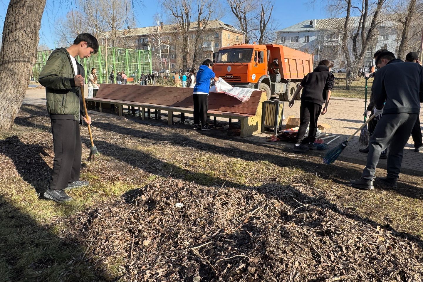 Усть-Каменогорск и ВКО / Усть-Каменогорск / Педагоги, студенты и сотрудники акиматов наводят порядок в Усть-Каменогорске