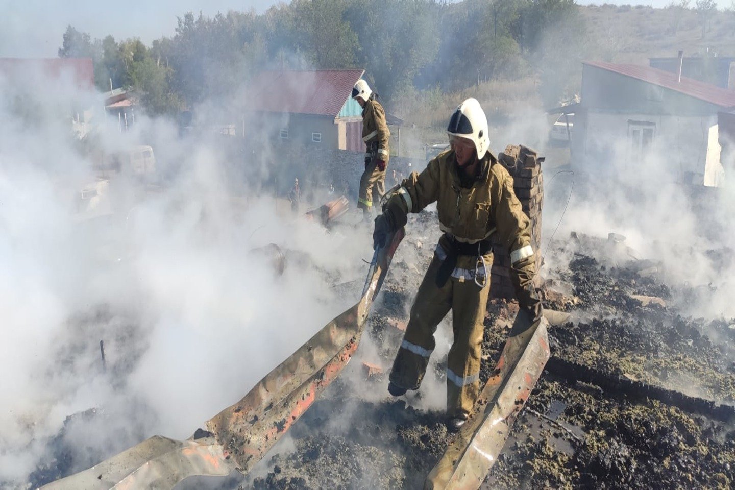 Усть-Каменогорск и ВКО / Бүгін таңертең Өскемендегі үйлердің бірінде өрт шығып, 2 газ баллоны жарылды