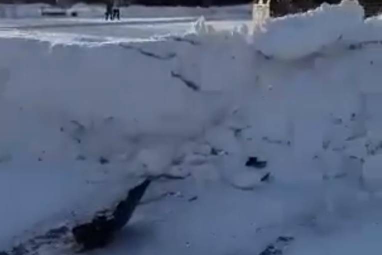 Происшествия в Казахстане и мире / ДТП / Водитель въехал в снежную горку на площади в Риддере