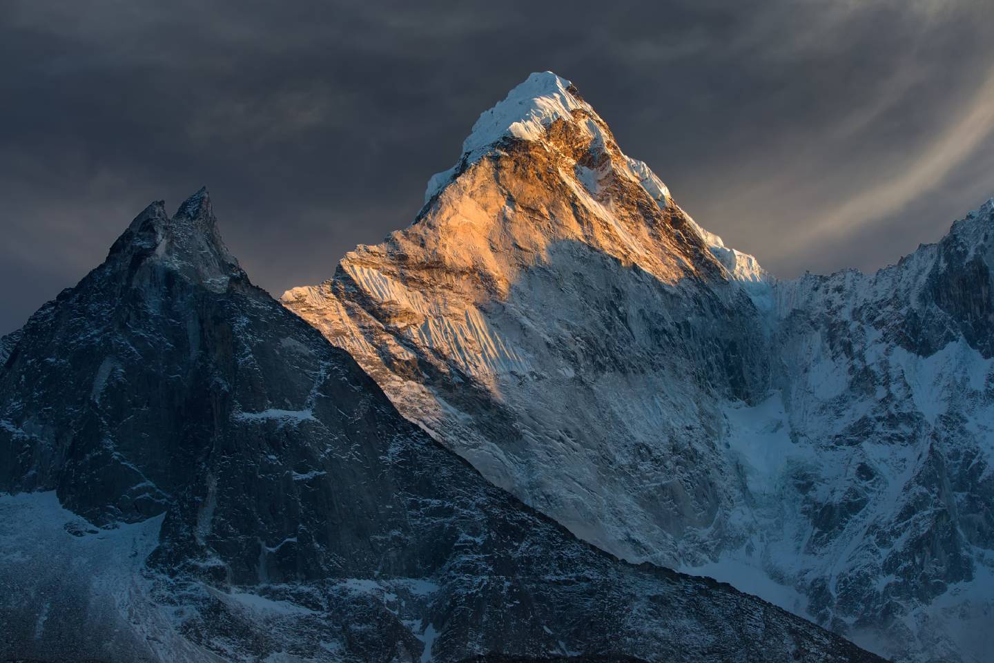 Новости мира / Интересные новости / Житель Непала взобрался на Эверест 28 раз