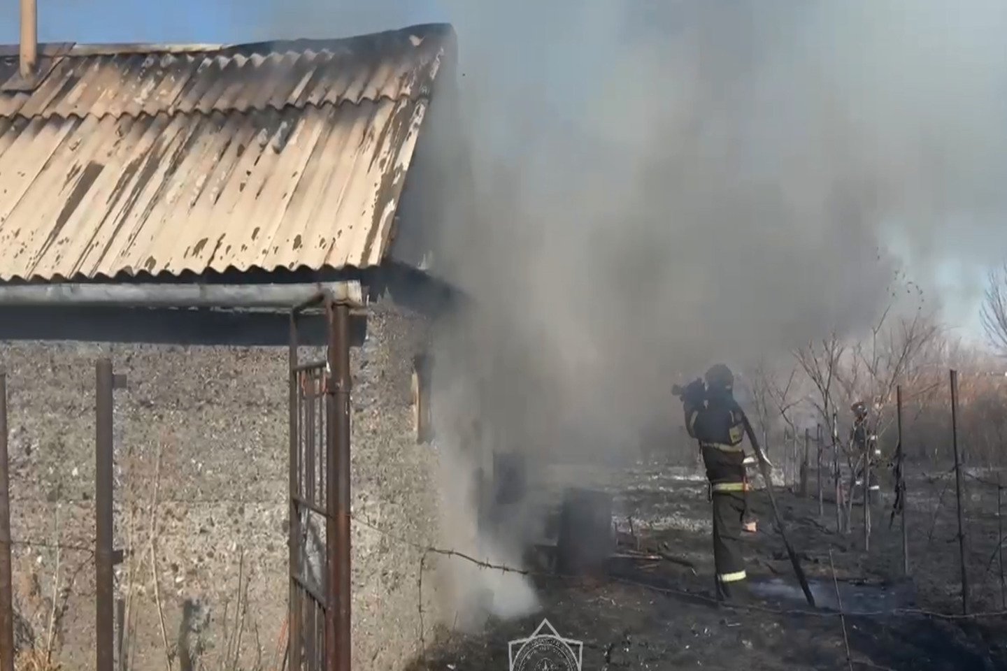 Усть-Каменогорск и ВКО / Өскемендегі саяжайлардың бірінде құрғақ шөп өртенді