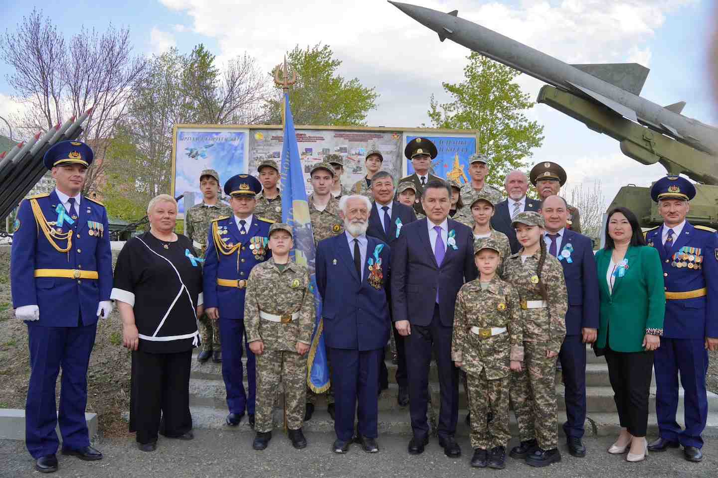 Усть-Каменогорск и ВКО / Аким ВКО вручил награду труженику тыла в Серебрянске Усть-Каменогорск и ВКО / Аким ВКО вручил награду труженику тыла в Серебрянске