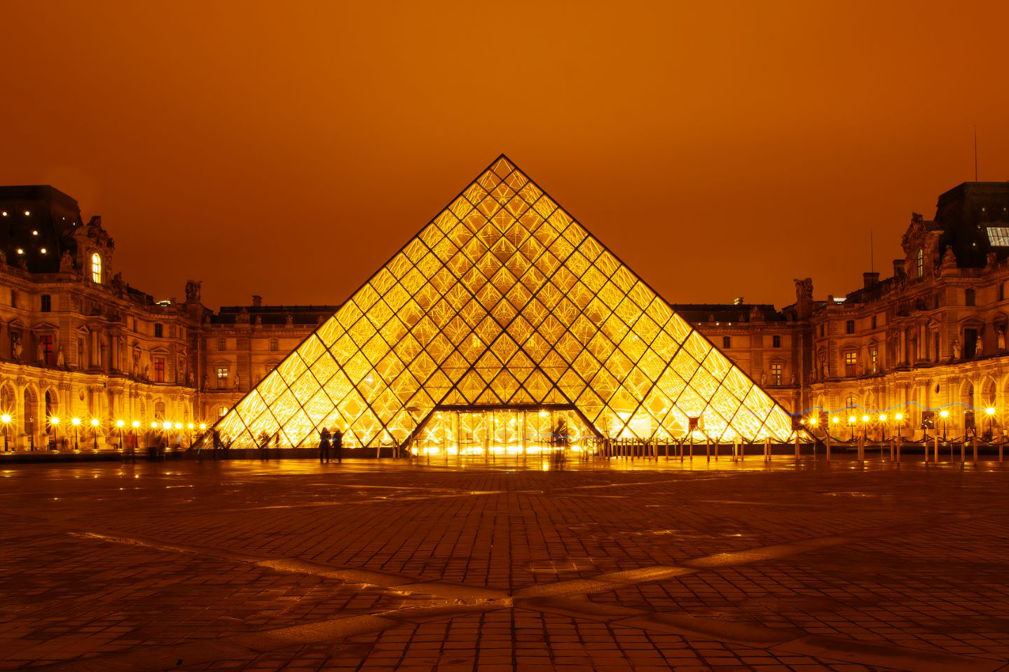 Новости мира / Простота паролей охранных систем Лувра шокировала французов