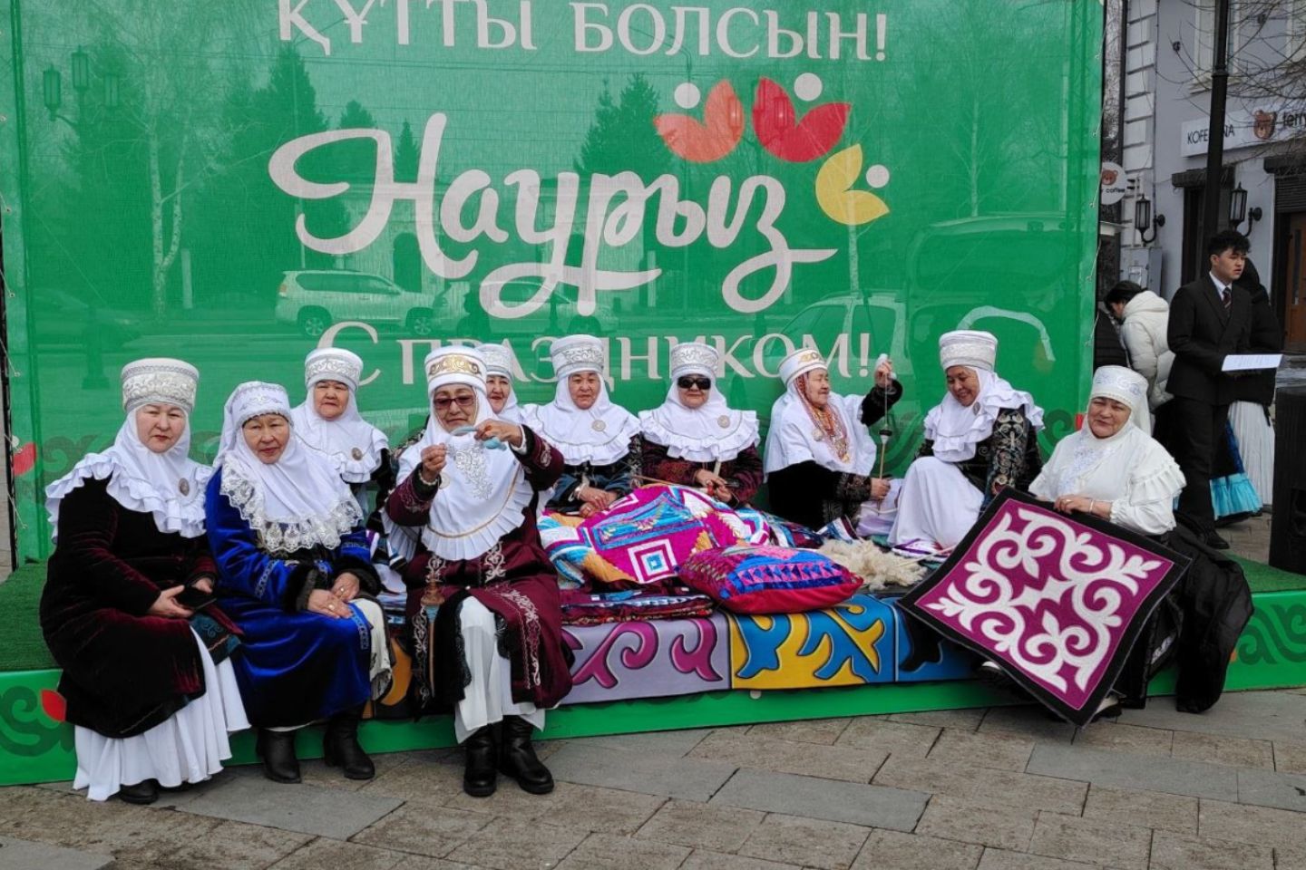 Усть-Каменогорск и ВКО / Четвертый день Наурызнама: в Усть-Каменогорске на Арбате празднуют "Шаңырақ күні"