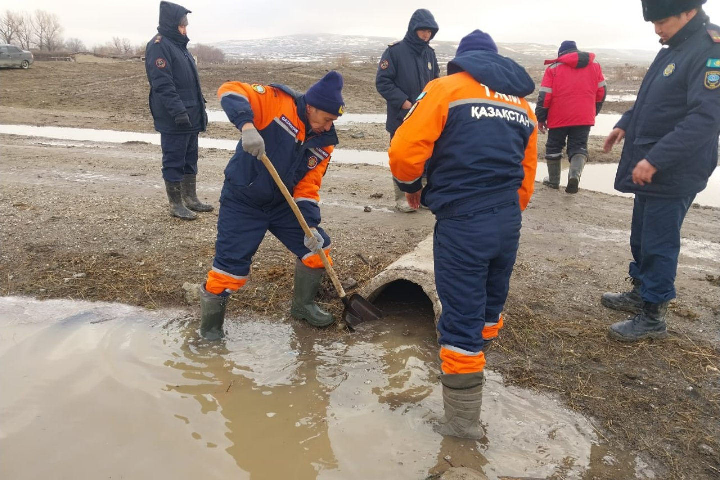 Усть-Каменогорск и ВКО / Дорогу на окраине села затопило в Восточно-Казахстанской области