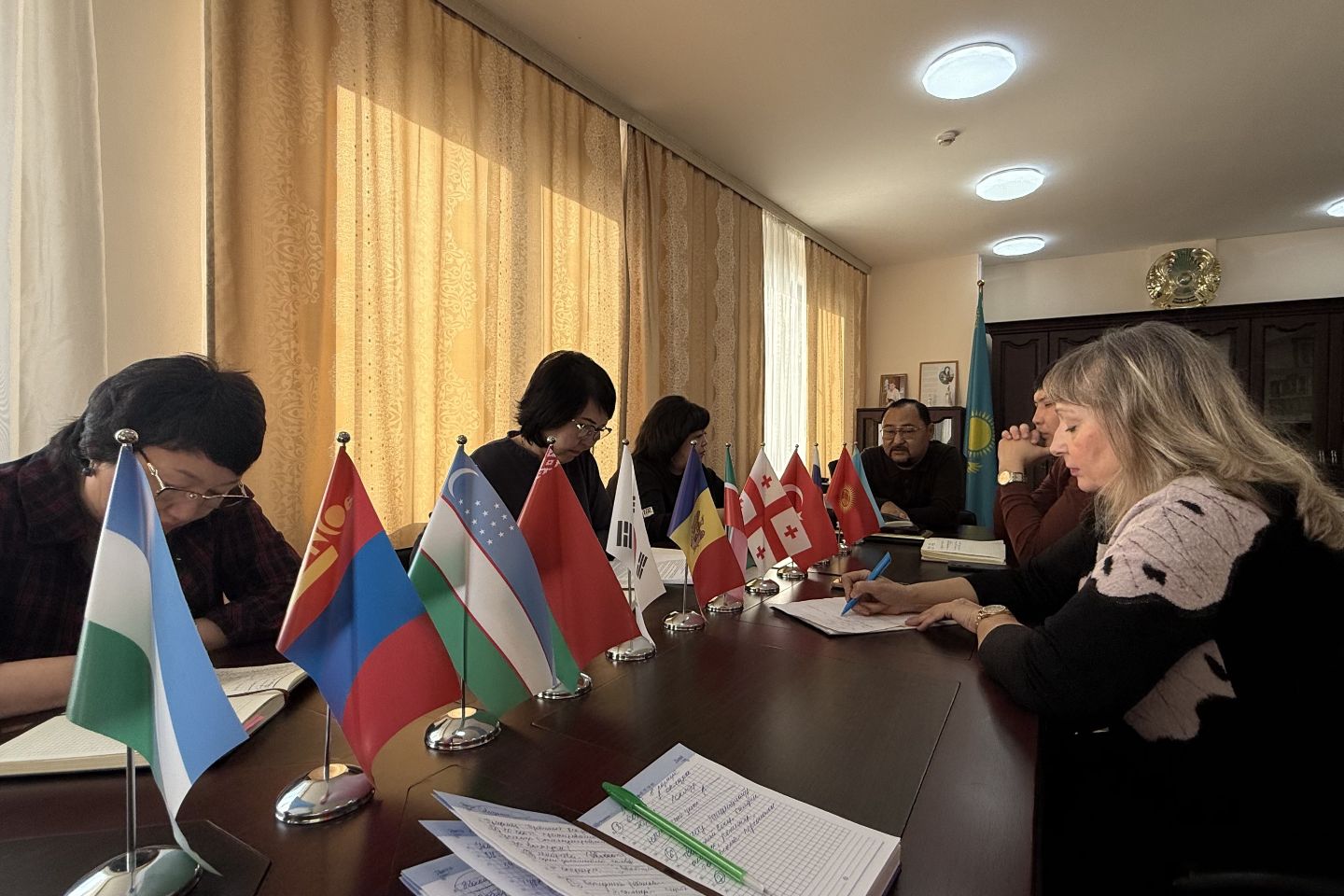 Усть-Каменогорск и ВКО / Усть-Каменогорск / Коллектив и руководство ВК театра драмы и оперетты показали пример соцподдержки