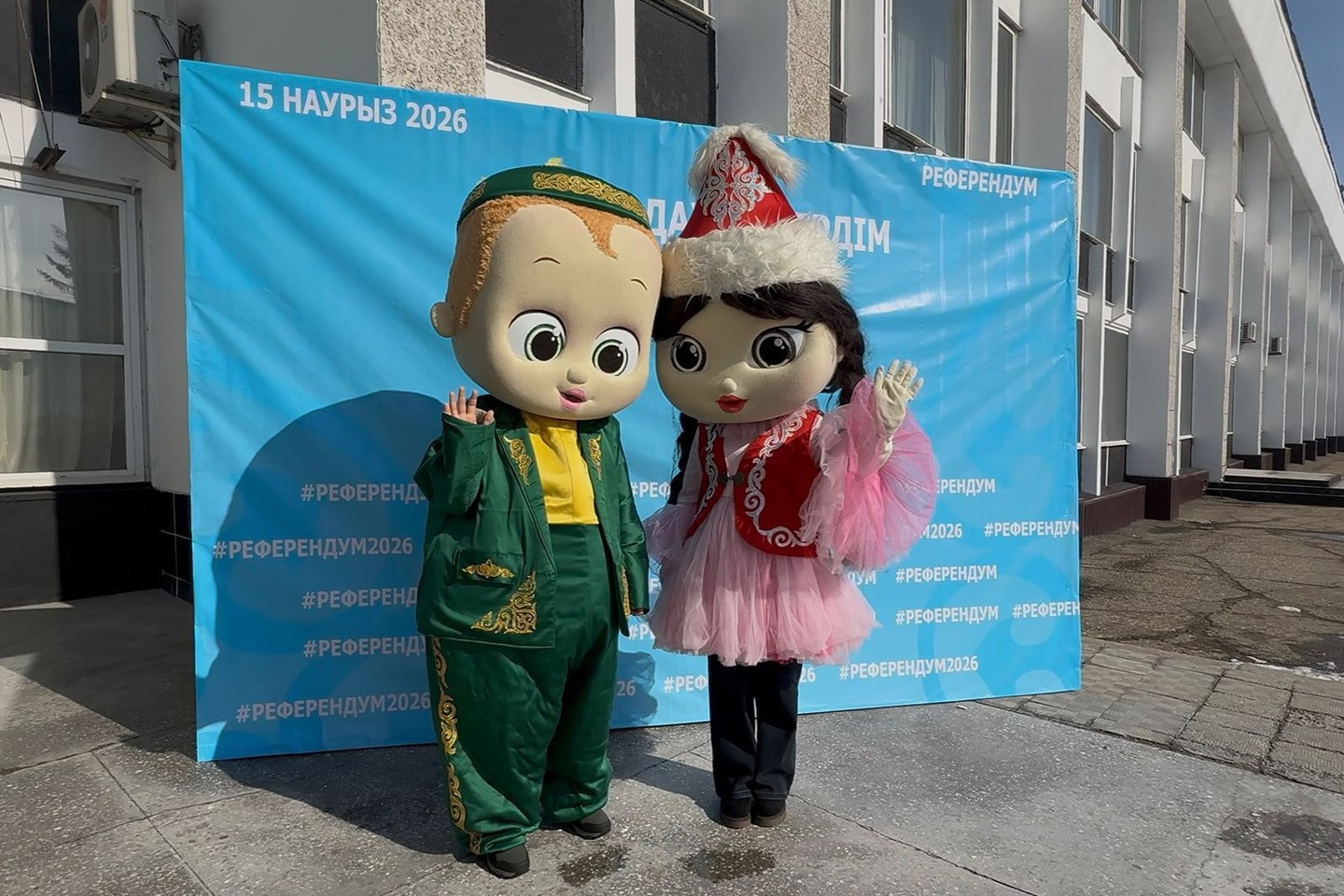 Усть-Каменогорск и ВКО / ШҚО-да ертегі және ұлттық киімдегі кейіпкерлер дауыс беруге келді