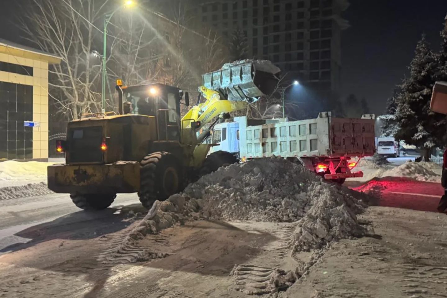 Усть-Каменогорск и ВКО / Усть-Каменогорск / Коммунальщики стараются справиться с последствиями снегопада в Усть-Каменогорске Усть-Каменогорск и ВКО / Усть-Каменогорск / Коммунальщики стараются справиться с последствиями снегопада в Усть-Каменогорске