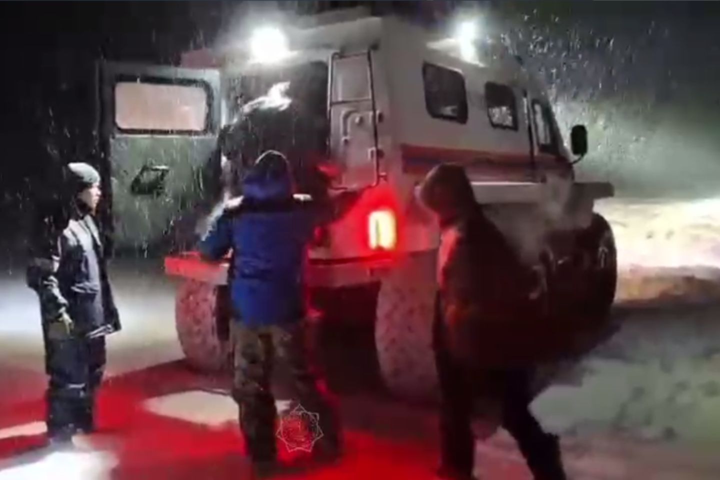 Происшествия в Казахстане и мире / ЧП в Казахстане и в мире / Спасатели помогли застрявшим рыбакам в Уланском районе