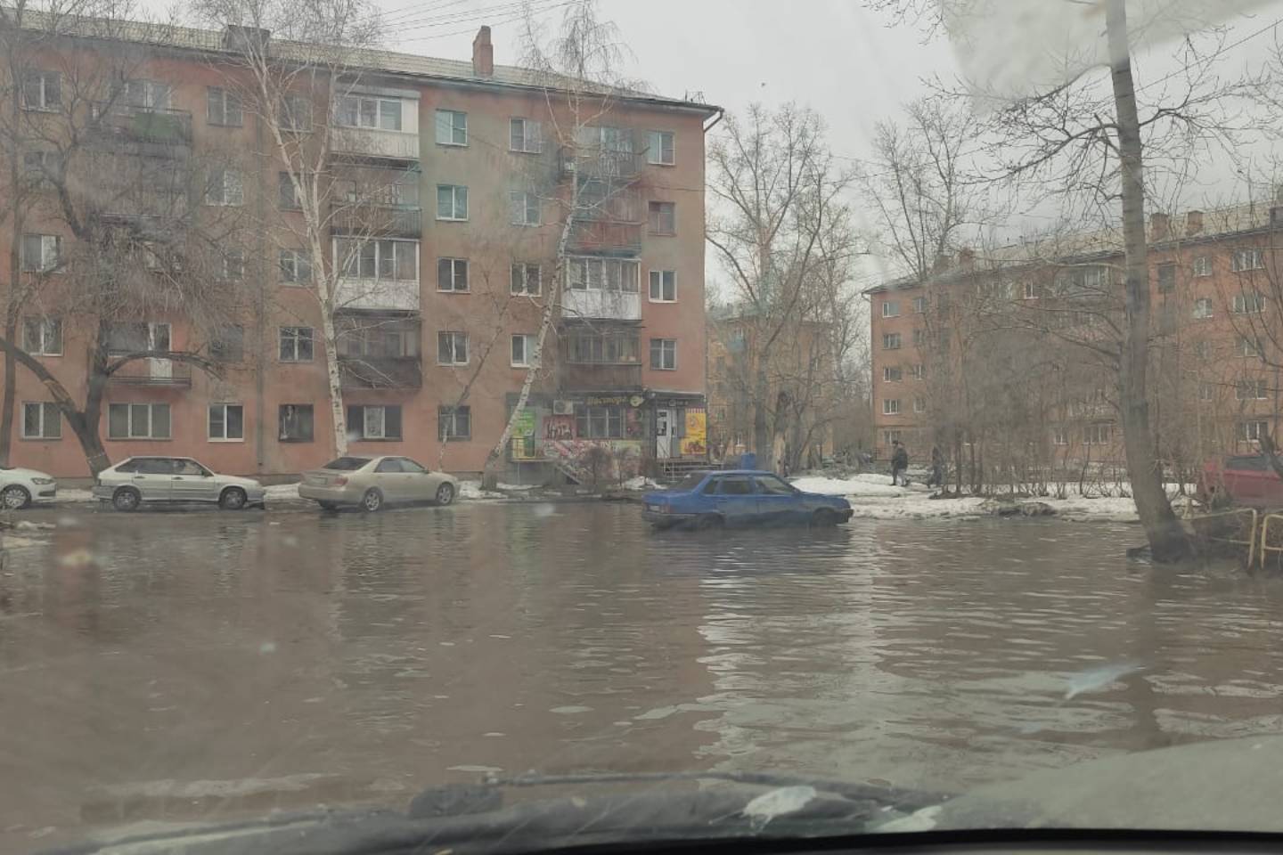 Усть-Каменогорск и ВКО / Некоторые дворы и улицы затопило в Усть-Каменогорске