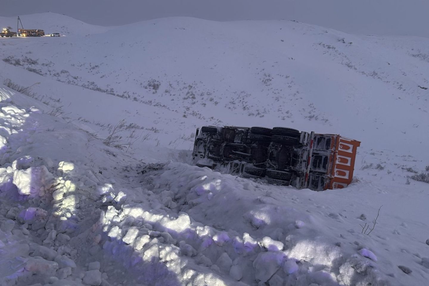 Усть-Каменогорск и ВКО / В Восточном Казахстане с трассы в кювет съехал грузовой автомобиль Усть-Каменогорск и ВКО / В Восточном Казахстане с трассы в кювет съехал грузовой автомобиль