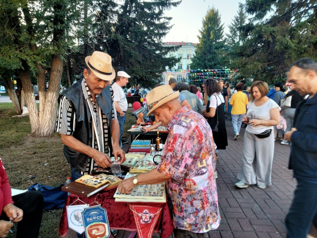 Деды со значками