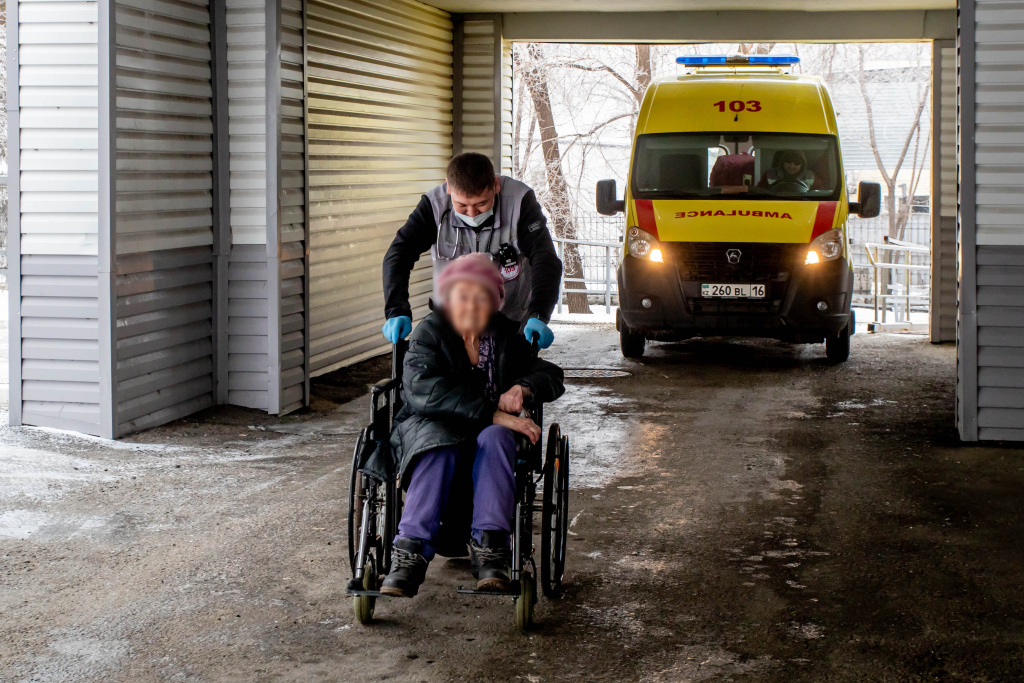 на кресле-каталке