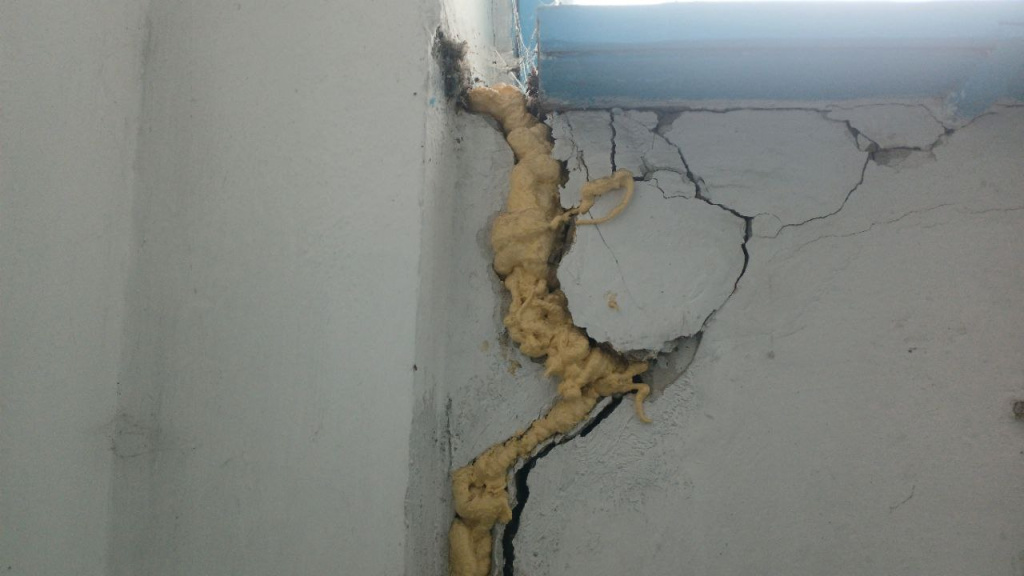 Щели в стенах