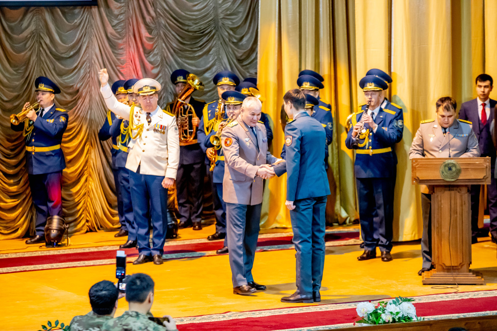 наградили нагрудными знаками