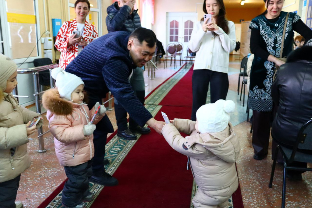 угощают шоколадками