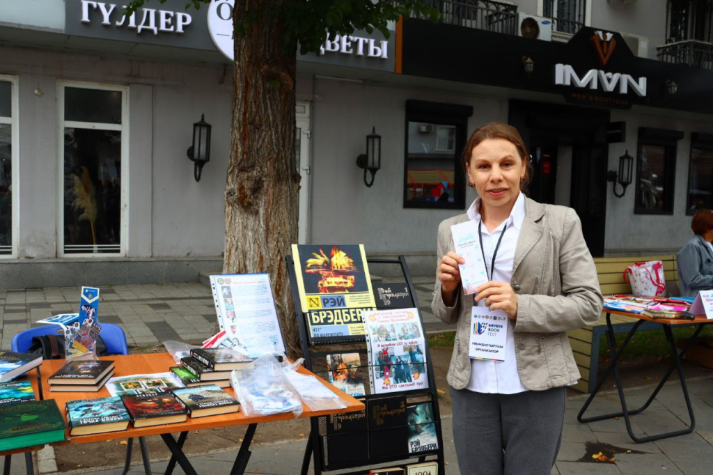 "Между строк"