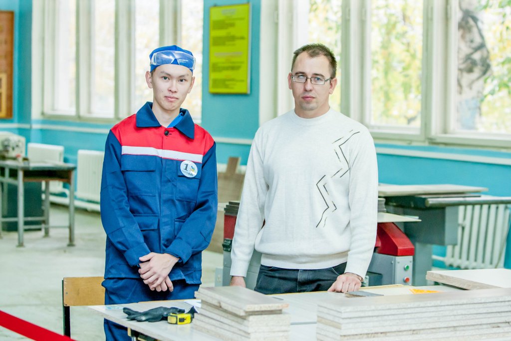 Әлтаир Ақылбеков с наставником Алексеем Козловым.jpg