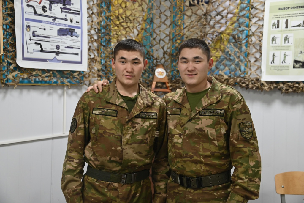 Әмелбек Нұрсұлтан мен Ерсұлтан.jpg