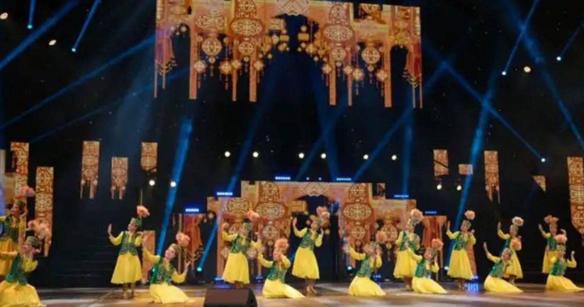 Қыздар аяқтарын иіскейді