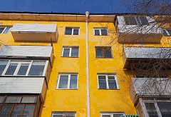 В Усть-Каменогорске заново перекрашивают фасады многоквартирных домов
