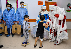 Мишкопад для детей: в ЦМиР привезли подарки от хоккеистов и горожан