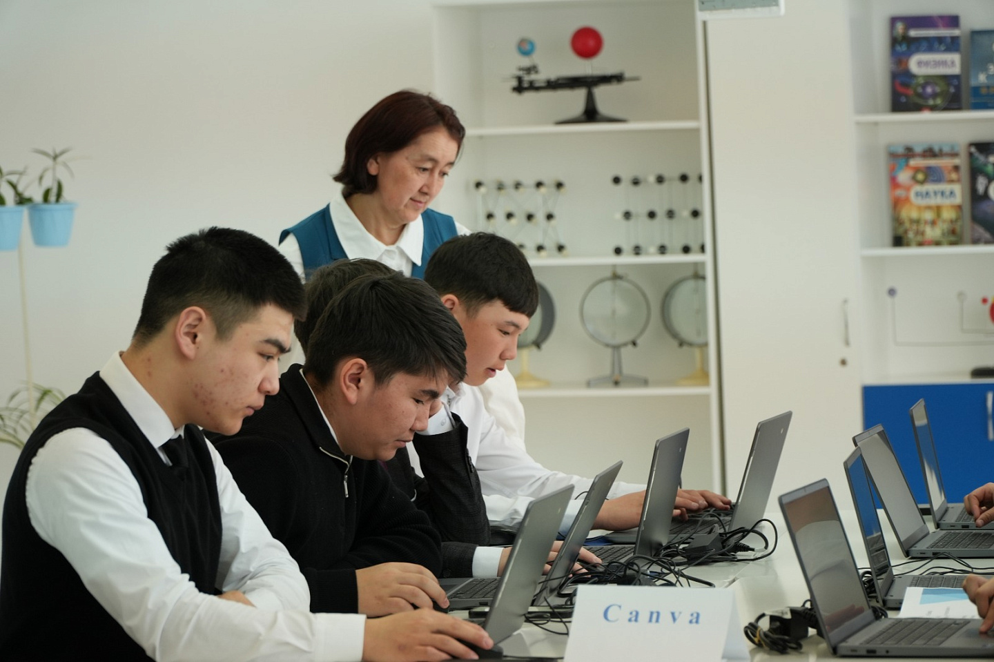 Происшествия в Казахстане и мире / ЧП в Казахстане и в мире / В Семее  из-за горящей электропроводки из многоэтажки эвакуировали 23 человека